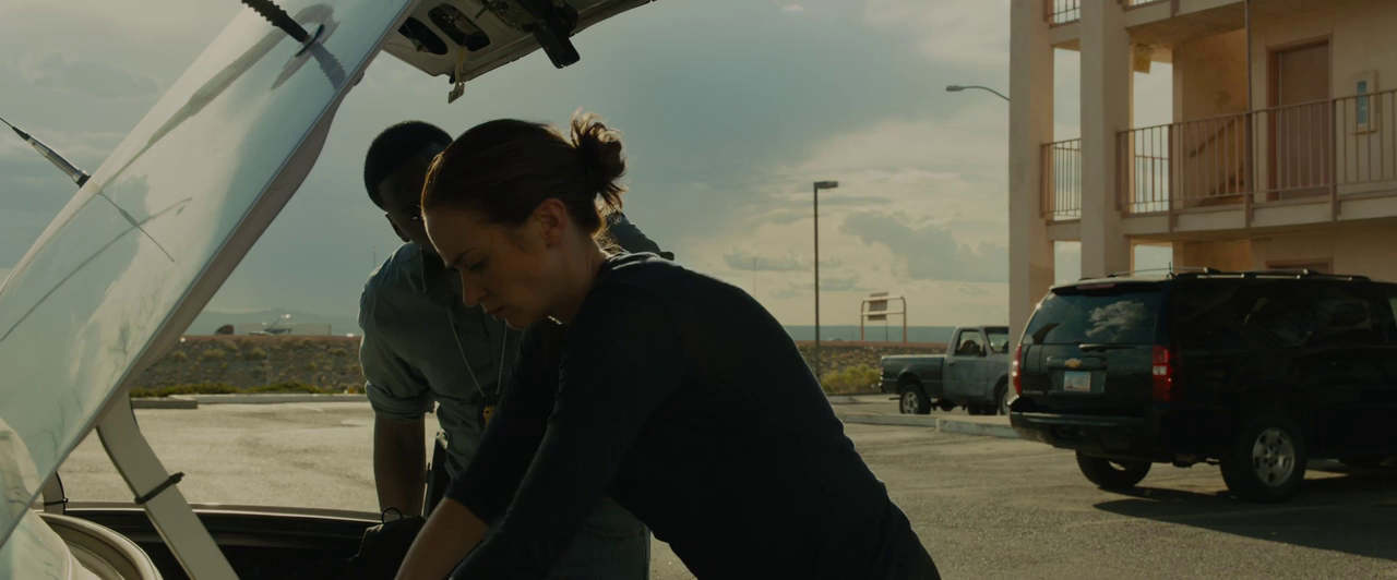 Sicario (2015) BluRay Hindi + English 720p x264 AVC HE-AAC 2.0 ESub.mkv.0003